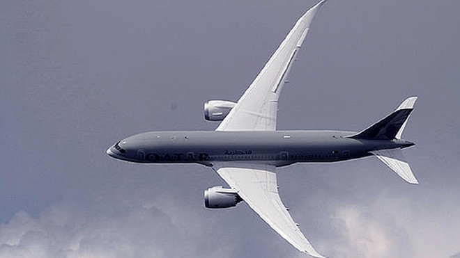 Boeing 787 Dreamliner carbon fiber wings are similar in scale to  the AC72 © SW
